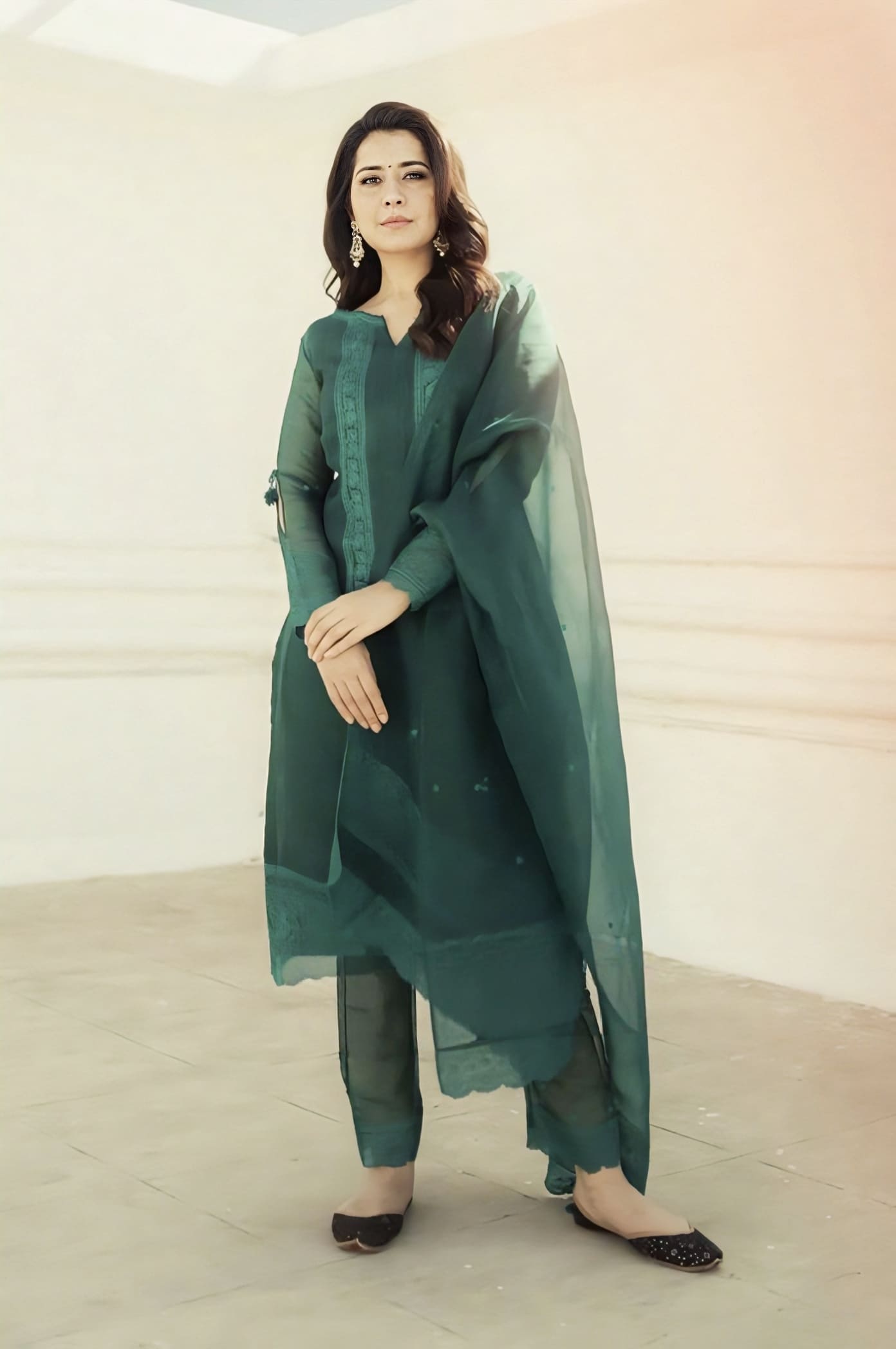Raashi Khanna in Sabz Abhra Kurta Set – Green Silk Organza Aari Embroidered Designer Kurta Set