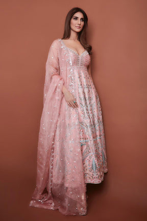 Vaani Kapoor in Blush-Hued Ghania Silk Kurta