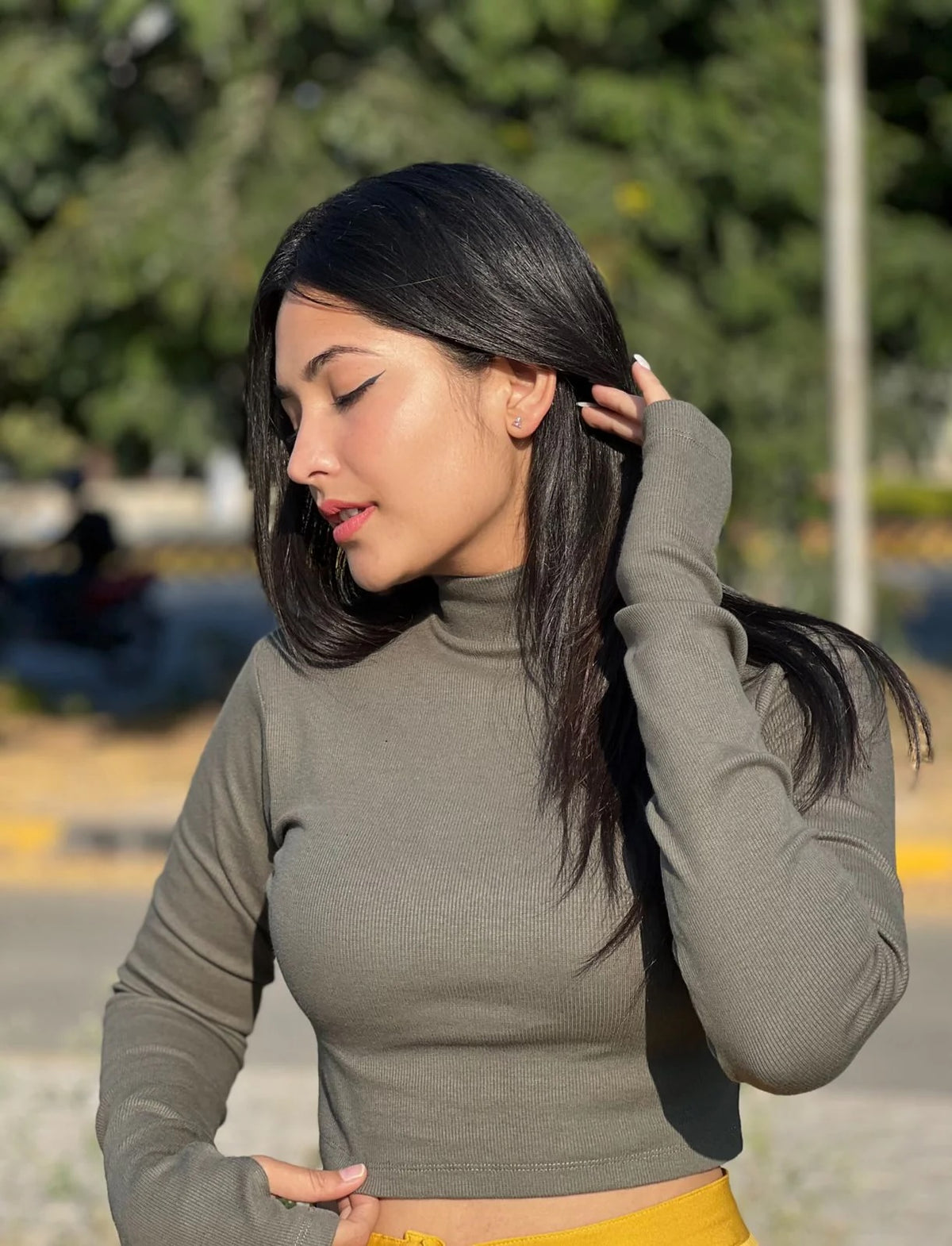 Basic Highneck in Dense Olive Green – Elegant Design & Cozy Comfort