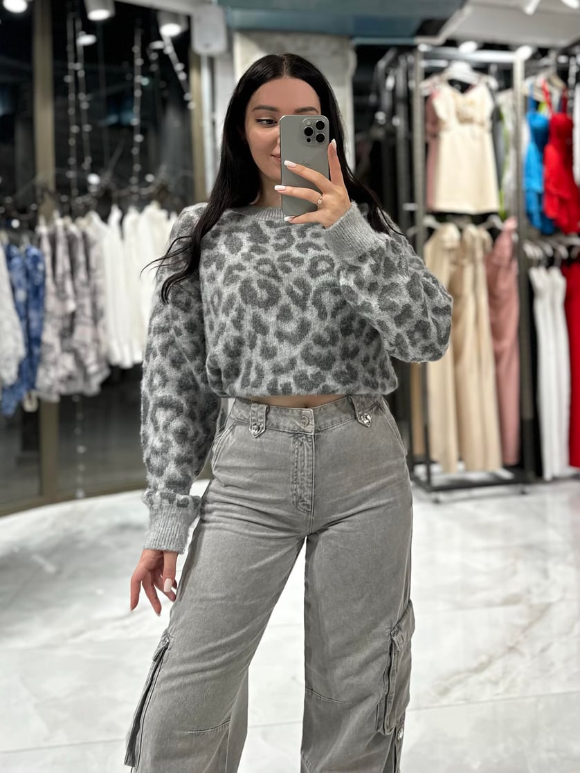 Vouren Crew Neck Leopard Raised Knit Sweater in Gray