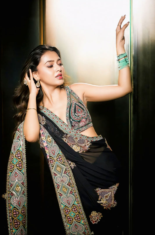 Tejasswi Prakash in Dil Shaad Rubeka Saree Set – Black Organza Digital Print Designer Saree with Sequin Blouse