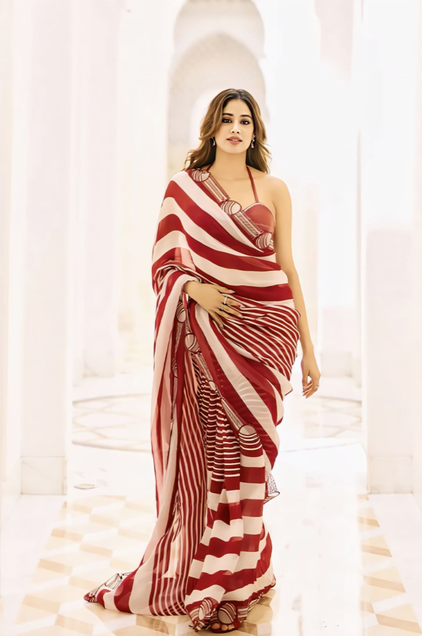 Janhvi Kapoor in Surkh Mahi Dhari Pitch Saree with Potli – Red & White ...