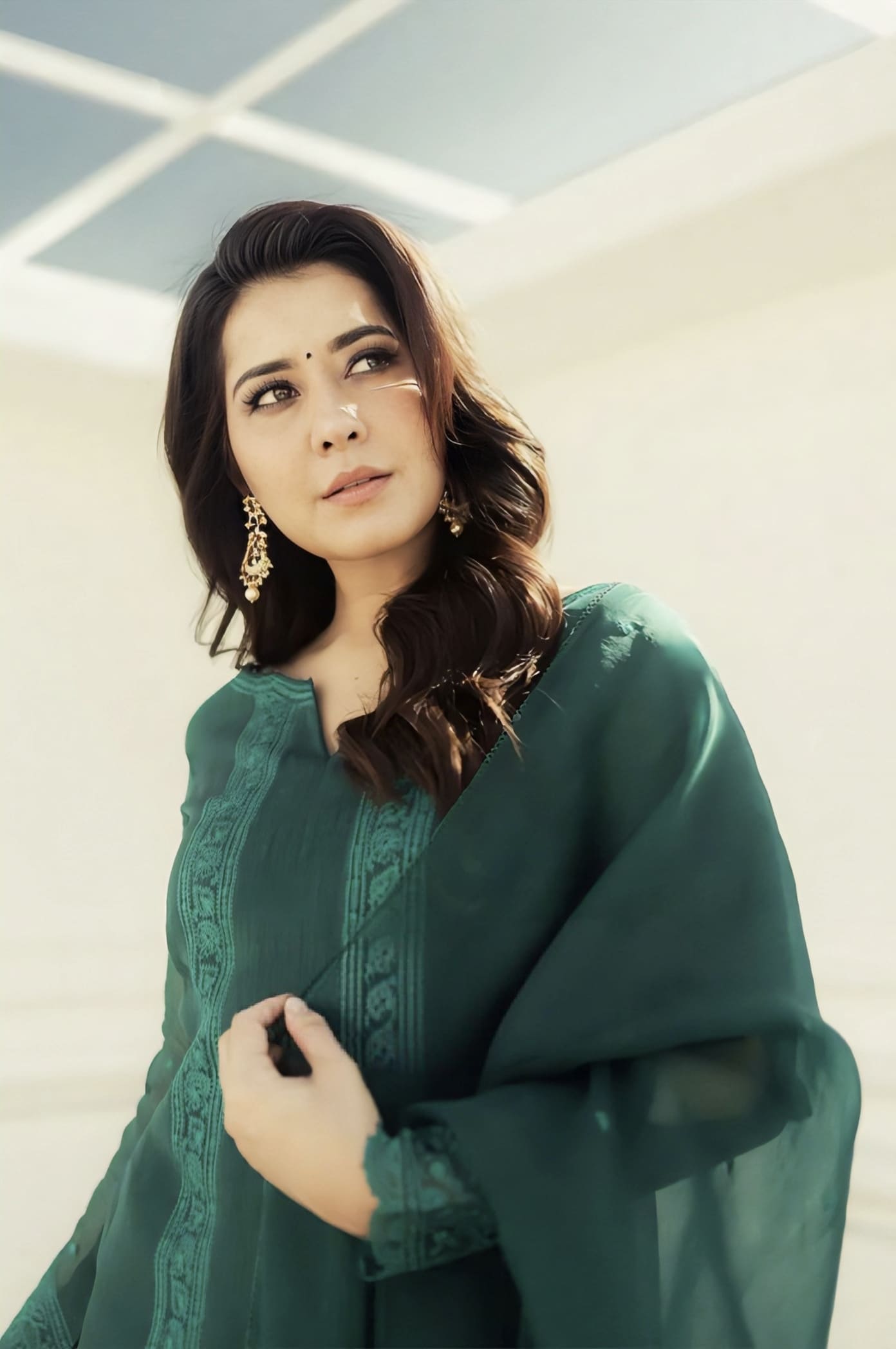 Raashi Khanna in Sabz Abhra Kurta Set – Green Silk Organza Aari Embroidered Designer Kurta Set
