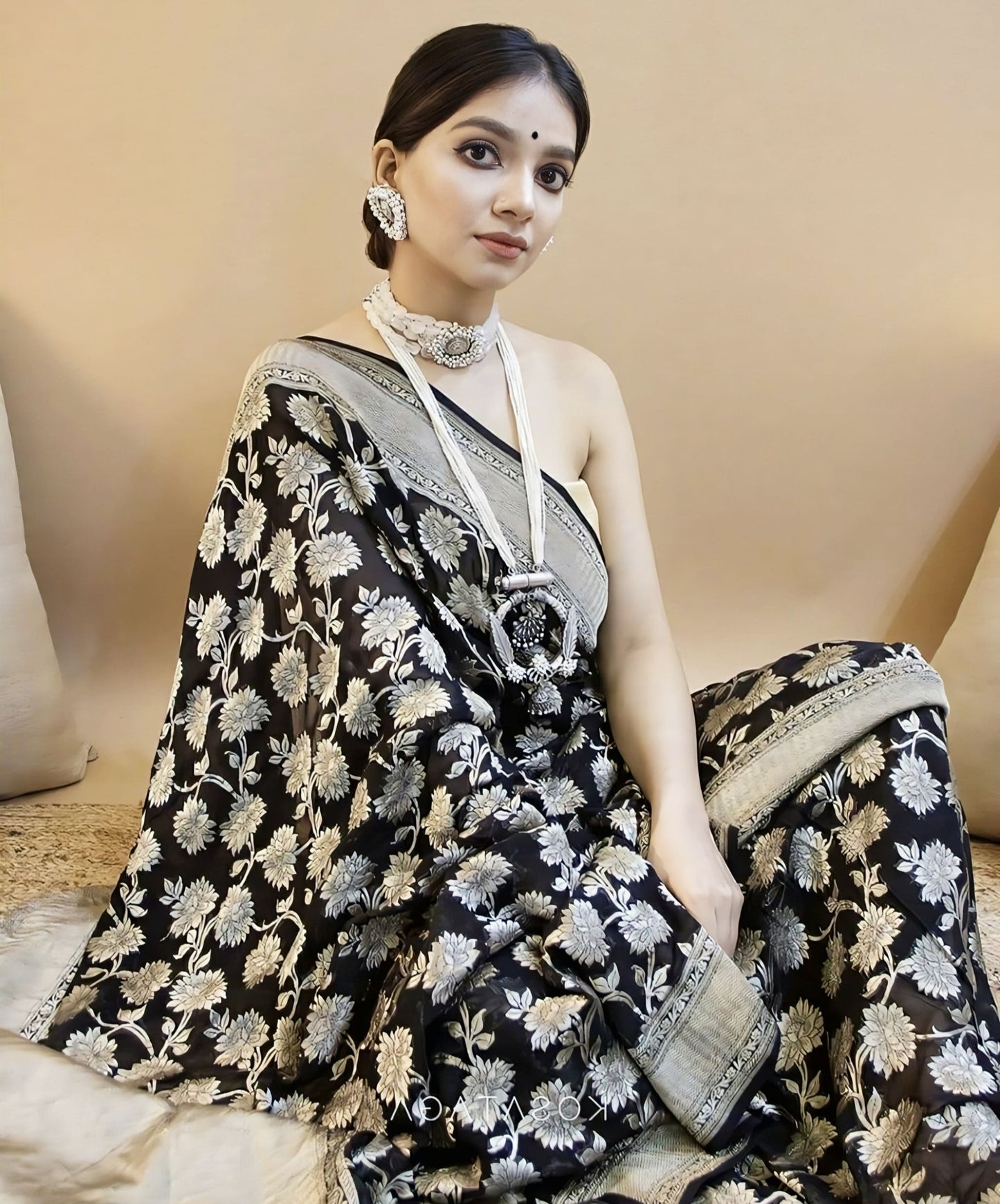 Mesmeric Black Soft Silk Banarasi Saree with Jacquard Weave & Blouse Piece